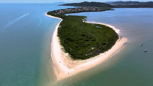 Vista aérea de drone da península em praia tropical com vegetação e faixa de areia na praia de daniela