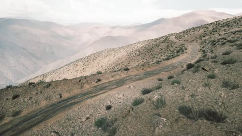 Vue panoramique d'une route de montagne sinueuse dans la région du Pamir au Tadjikistan