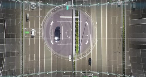 Vue aérienne d'une autoroute où les voitures passent pour se rendre en ville et un graphisme futuriste apparaît.