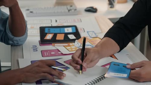 Programmierer diskutieren Datenanalyse für UX- und UI-Programmierung und bereiten sich auf die generative KI-Technologie vor