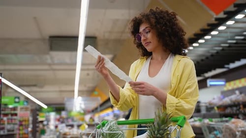 Mulher verificando recibo de mercearia no supermercado