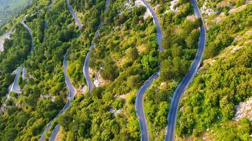 Estrada sinuosa: serpentina de Lovcensky com curvas perigosas que levam ao topo do Montenegrino