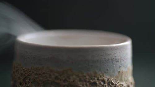 eines aufsteigenden Rauchs (Dampf) über einem Rand aus Keramikglas