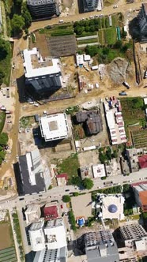 Vídeo vertical que eleva la perspectiva aérea de la vida de lujo de construcciones exclusivas de viviendas