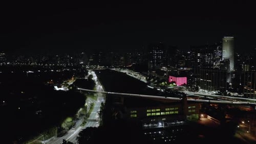 Estabelecendo uma foto de drone do horizonte de uma grande cidade à noite. Imagens de São Paulo, Brasil
.
