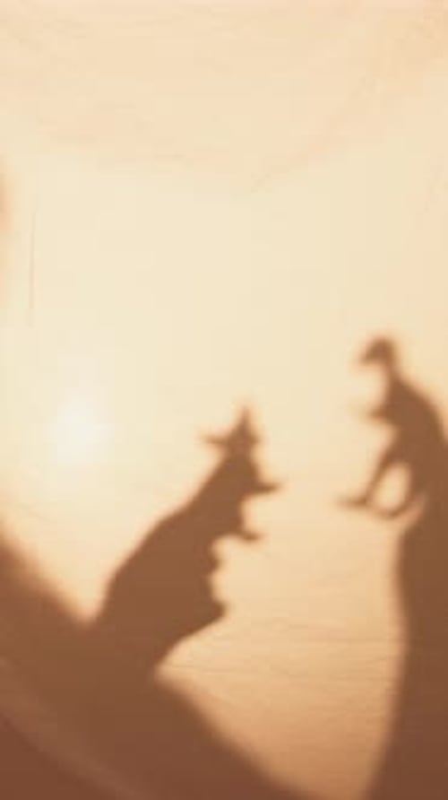Schatten, Hände und spielendes Kind mit Spielzeug für Geschichtenerzählen, fantasievolles Spielen und Spaß vor dem Schlafengehen