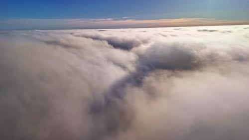 Drohne bewegt sich über der Wolkenschicht