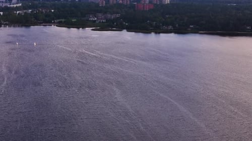 Vista aérea de Riga, Letonia, con la mezcla del lago Kisezers y el horizonte urbano