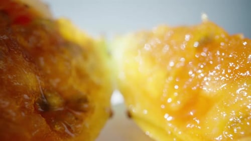 Fruta de cacto de pera espinhosa cortada, Dolly slider extreme close-up.