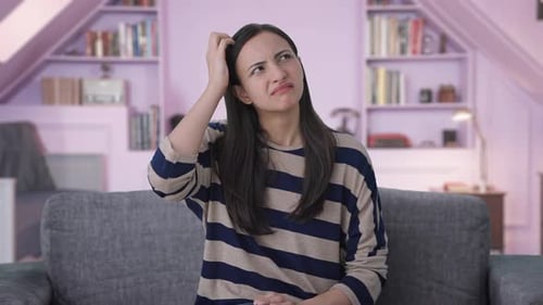 Chica india confundida pensando en algo