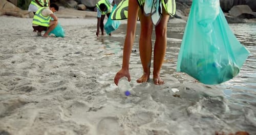 Manos, limpieza o persona en la playa con bolsa de basura, trabajo en equipo o sostenibilidad en el Día de la Tierra