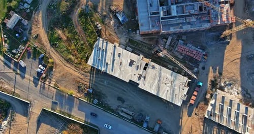 Como resultado de la construcción de bloques de pisos, varias grúas torre de diferentes alturas fueron