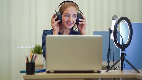 Blogger Girl online streaming on internet