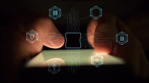 Sur fond de doigts, à l'aide d'un smartphone avec un écran lumineux, un artificiel
