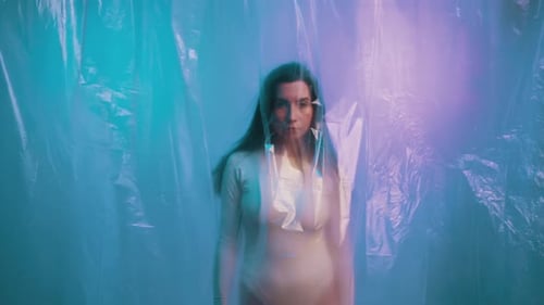 Une femme suffoque dans du plastique