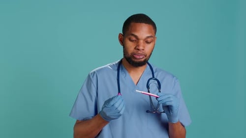 Porträt einer Ärztin, die einen Schwangerschaftstest durchführt und ein Lehrvideo macht