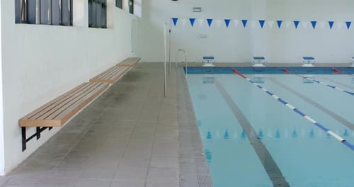 Ein Hallenbad mit Kopierraum erwartet Schwimmer