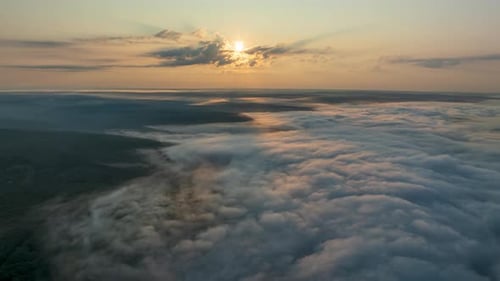 Hiperlapso aéreo sobre el valle con nubes bajas