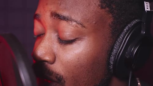 Emotionaler männlicher Sänger spielt Liebeslied im Musikstudio