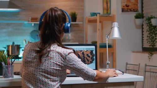 Femme hacker codant du HTML et programmant sur un ordinateur portable à écran travaillant à domicile à minuit.