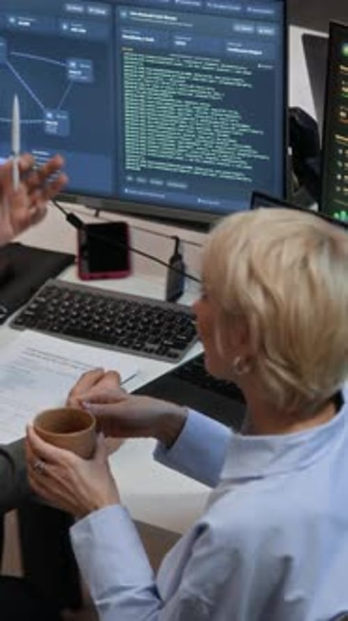 Ingenieros de ciberseguridad analizan el Código en el monitor del Centro de Control