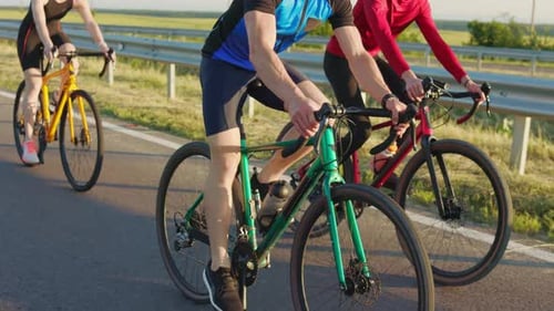 Nahaufnahme von drei kaukasischen Radfahrern, die auf der Straße Fahrrad fahren