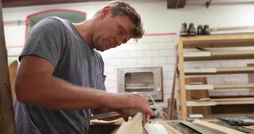 Handwerker, der in der Snowboardwerkstatt arbeitet