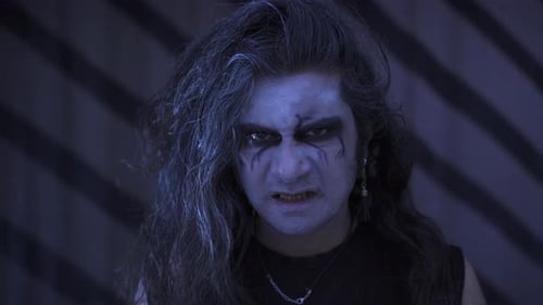 Rostro de satanista mirando a la cámara enojado.