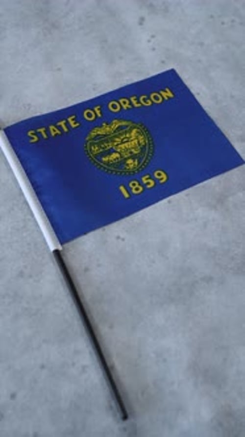 Vertikale Aufnahme der Flagge des Bundesstaates Oregon. Kamera umkreisen und vergrößern
.