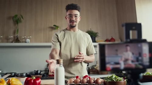 Un blogueur culinaire filme une émission de cuisine avec un smartphone sur trépied