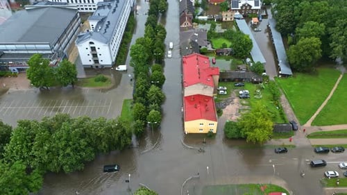 Ruas e edifícios inundados da cidade de Jelgava, vista aérea