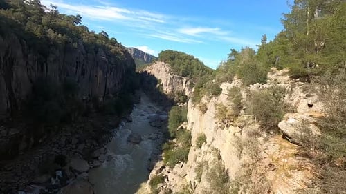 Le canyon de Koprulu avec une rivière entre les falaises et les forêts au sommet de la nature en Turquie