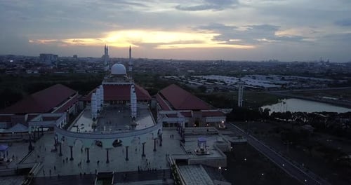 Vue de face par drone de la grande mosquée de la ville de Semarang au coucher du soleil dans le centre de Java en Indonésie. Grand M