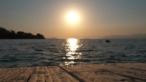 Wunderschöner sonniger Sonnenuntergang an einem ruhigen Meer