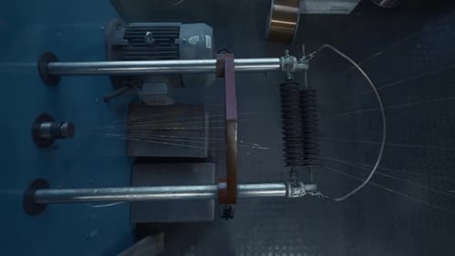 Spulenwickelmaschine mit Kupferdraht. Kreativ. Kupfer-Rundrollen zum Walzen von Draht im Werk
