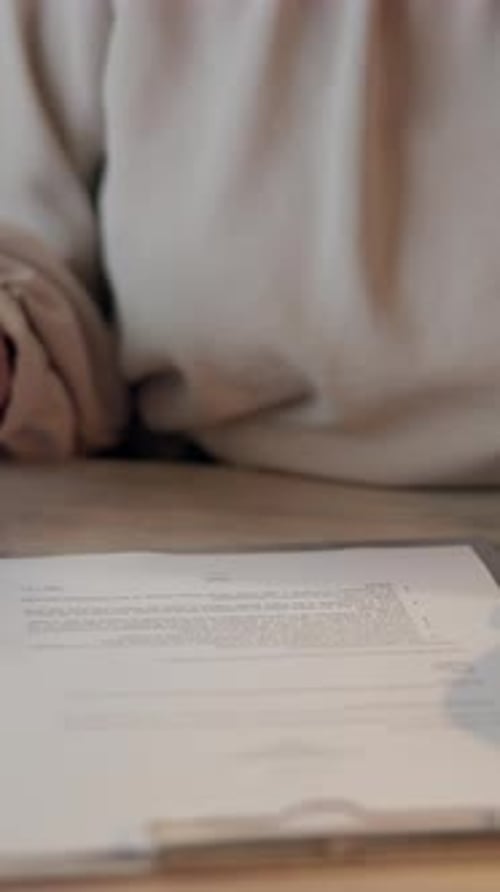 Mulher, mãos e assinatura do contrato de seguro de vida, pedido e contrato de escritura