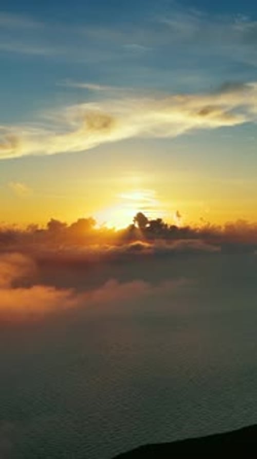 Vue aérienne des nuages lumineux au coucher du soleil