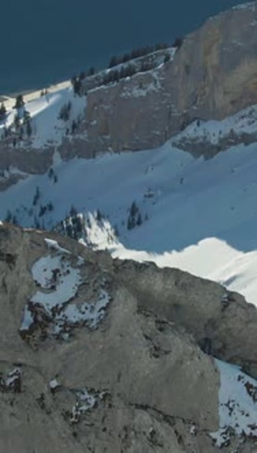 Mountain Rocky Ridge, Alpes suisses, Suisse, vue aérienne, vidéo verticale