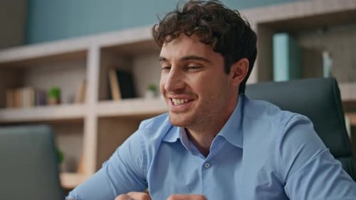 Freelancer kommuniziert Webinterview im Büro, Nahaufnahme, lächelnder Mann, der spricht