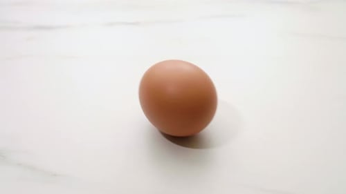 Hühnereier rotieren auf dem Küchentisch. Natürliche Produkte zum Frühstück.