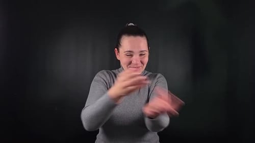 Uma mulher interagindo com um objeto isolado no fundo preto