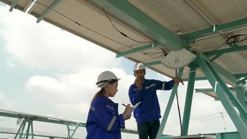 Ingenieure arbeiten in einem Solarpark.