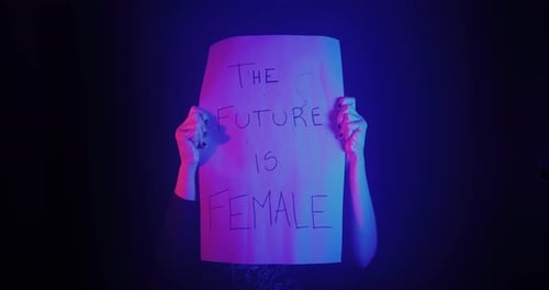 Mujer Joven Sosteniendo Un Banner Feminista