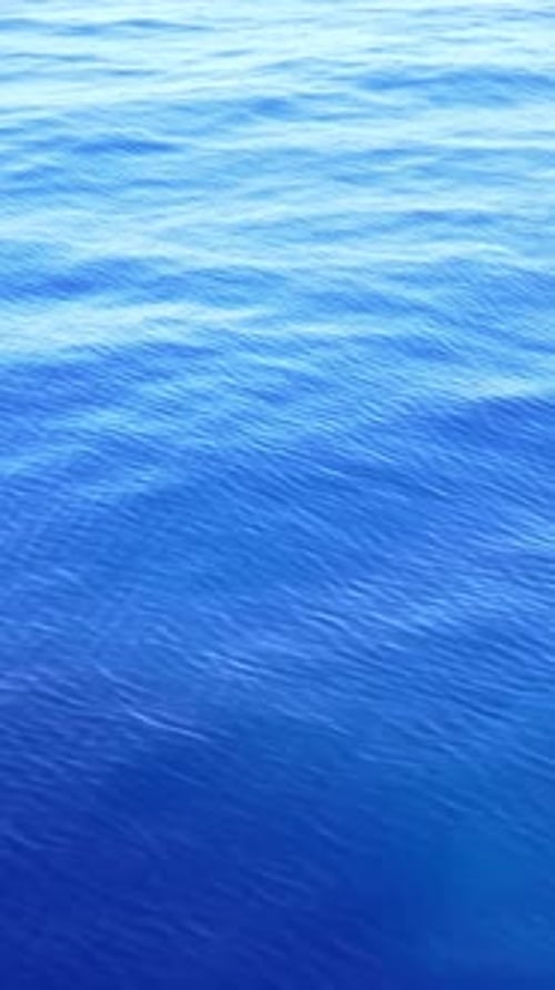 Beruhigende Meereswellen bewegen sich im tiefblauen Wasser