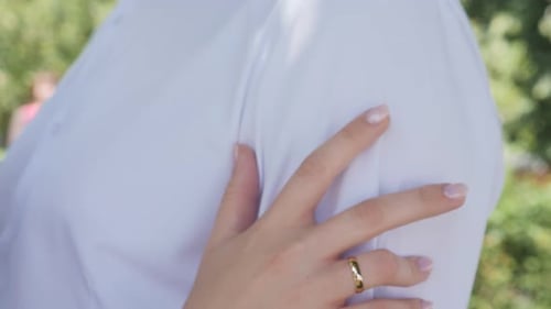 Noiva e noivo se abraçam com ternura durante cerimônia de casamento ensolarada ao ar livre