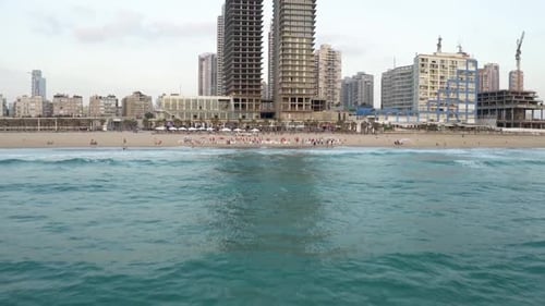 Zumbido de un edificio junto a la costa