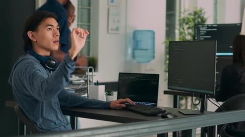 Programmeur logiciel écrivant du code et utilisant un programme holographique avec réalité augmentée