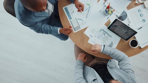Collègues, accord et poignée de main pour un accord, formalités administratives et réunion d'équipe pour une fusion ou un projet