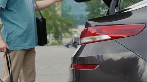 Placer les bagages dans l'espace du coffre de la voiture