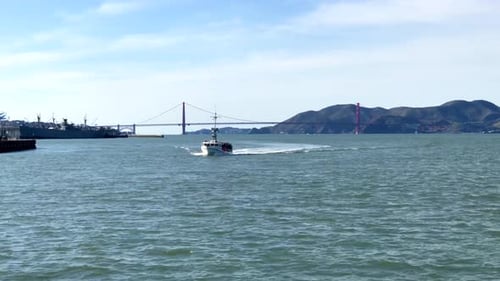 Excursions en bateau à travers la baie de San Francisco avec le Golden Gate Bridge au loin